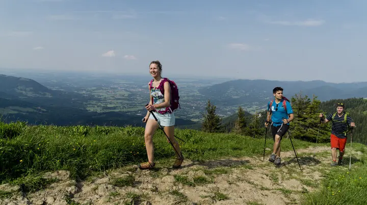 Drei Wanderer auf den grünen Berghängen der Chiemgauer Alpen | © DAV/Hans Herbig
