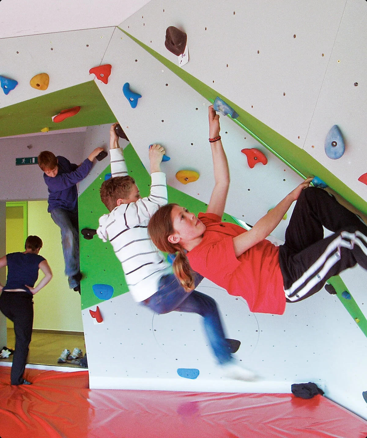 Jugendliche beim gemeinsamen Bouldern | © DAV / Jugendbildungsstätte Hindelang