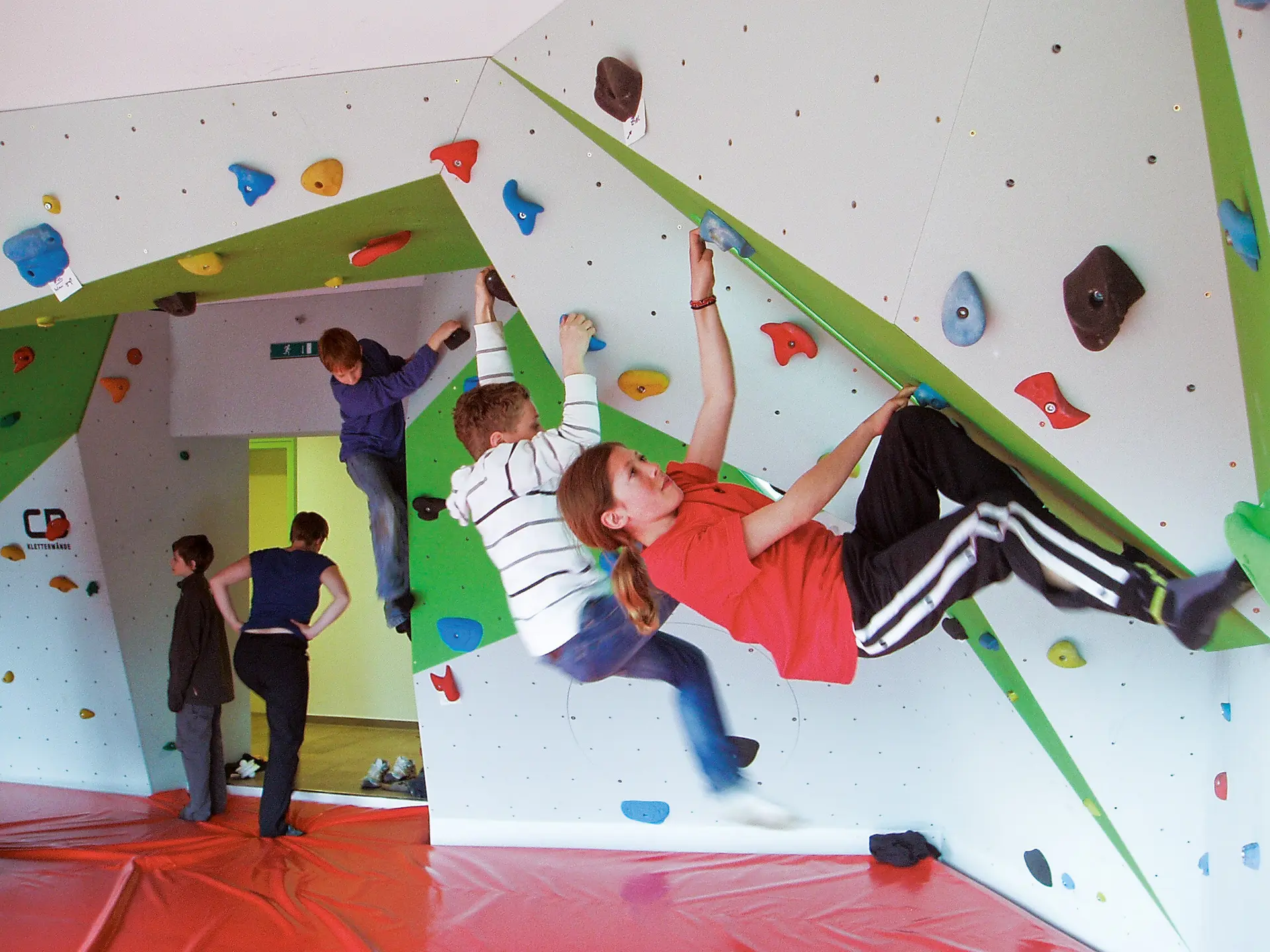 Jugendliche beim gemeinsamen Bouldern | © DAV / Jugendbildungsstätte Hindelang