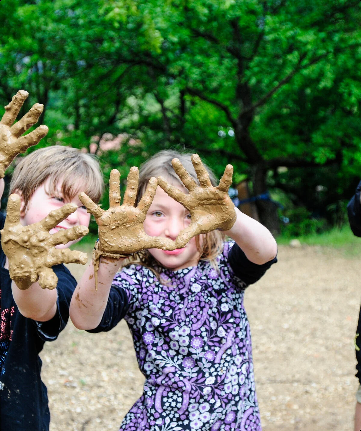 Drei Kinder zeigen vergnügt ihre schmutzigen Hände in die Kamera | © DAV / Birgit Gelder