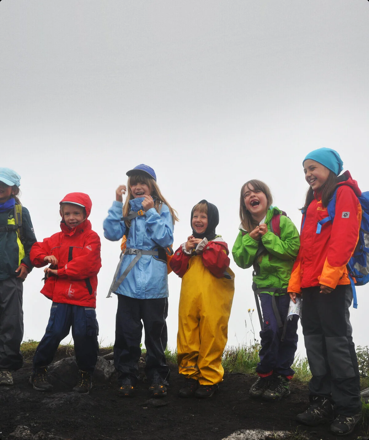 Mehrere Wandere mit Regenklamotten | © Lena Behrendes