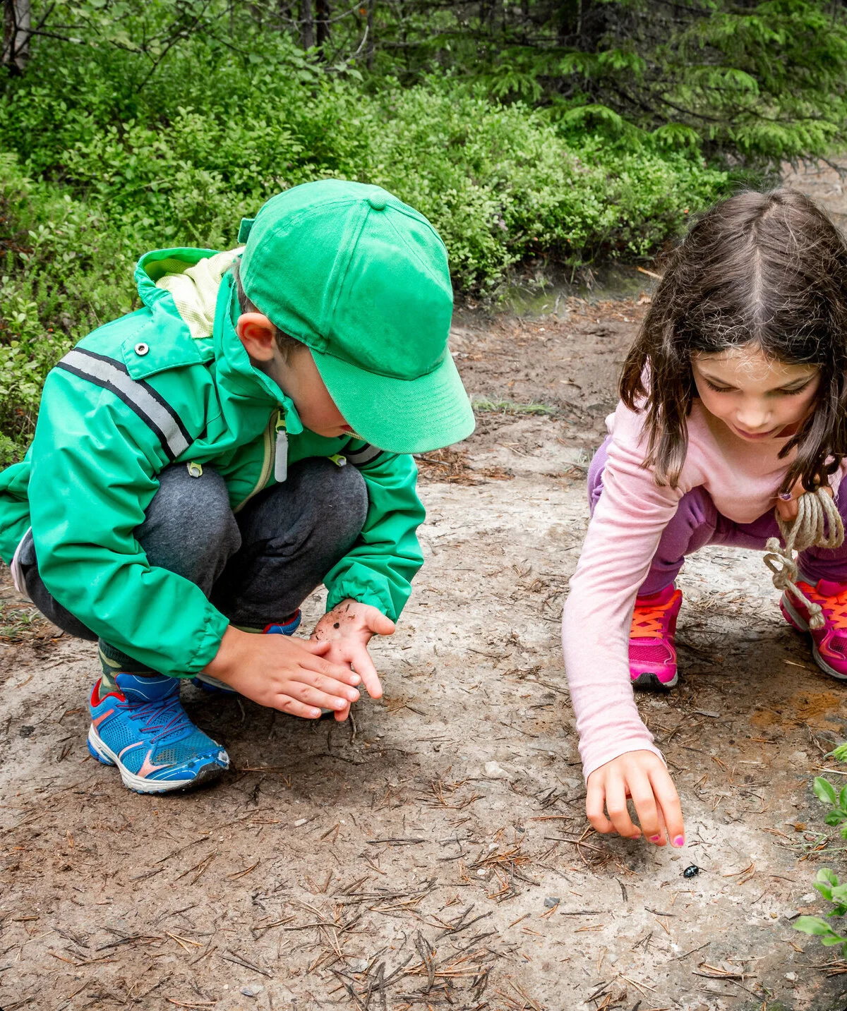 Zwei Kinder spielen im Matsch | © Pebo / Adobe Stock