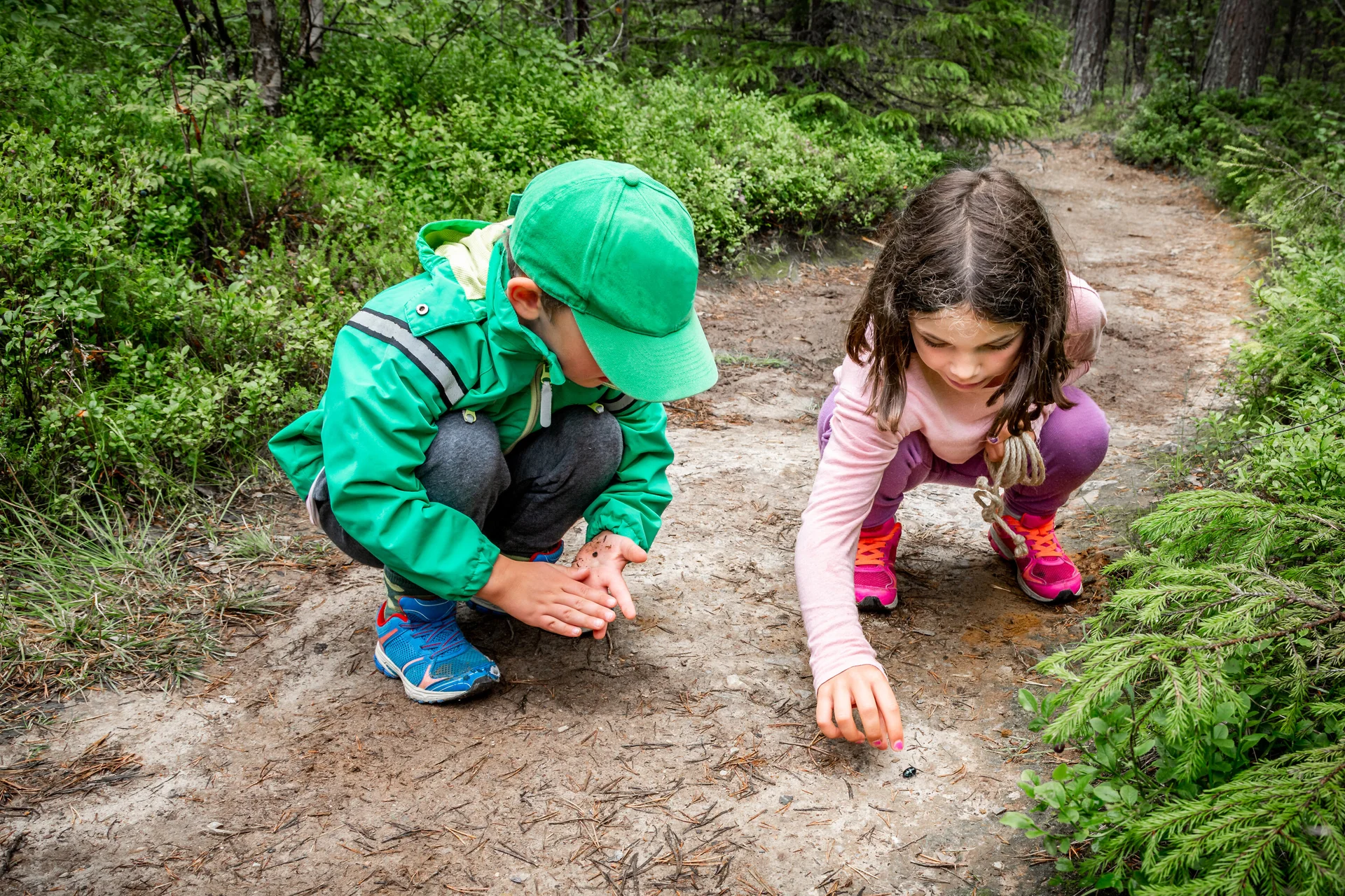 Zwei Kinder spielen im Matsch | © Pebo / Adobe Stock