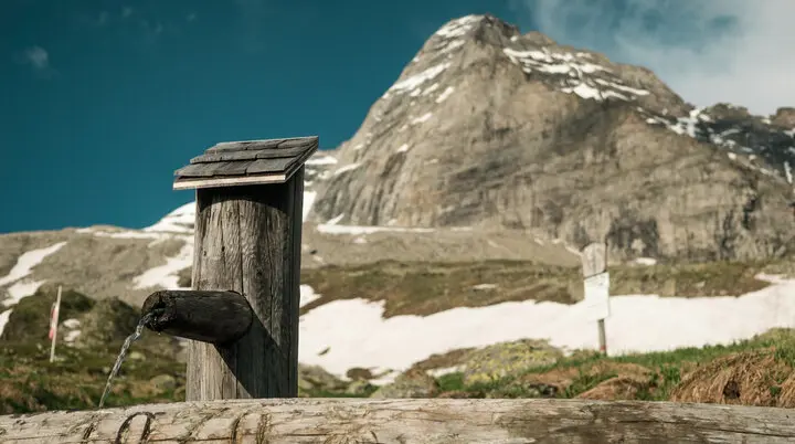 Ein Holz-Brunnen in den Bergen | © DAV/Marcel Dambon